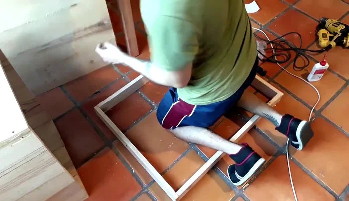 Fijación de las tablas del piso al bastidor.