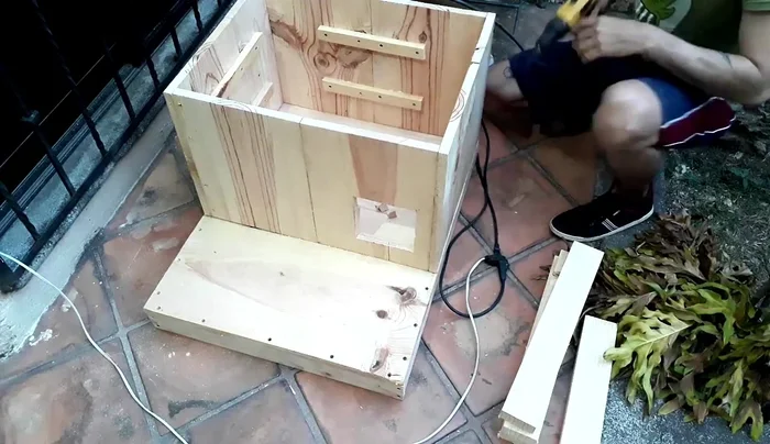 Unión del techo con el piso utilizando broca guía y perforaciones en diagonal.