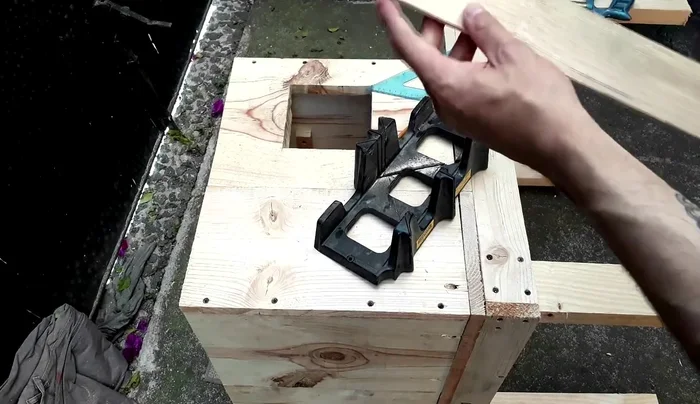 Pegado del vidrio a la ventanita con silicón.