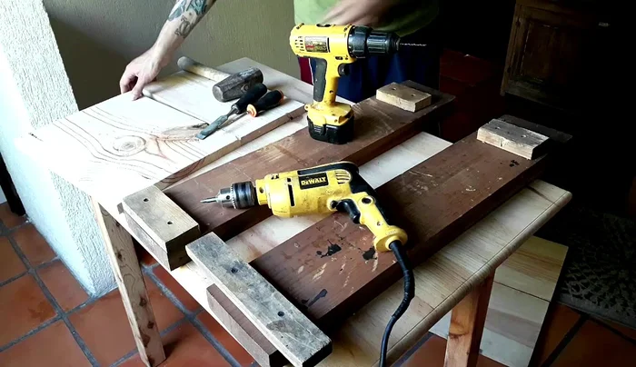 Unión de las paredes con tornillos para una fijación segura.