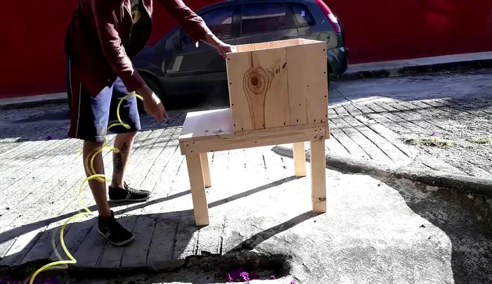 Resanar los agujeros de los tornillos y lijar para un acabado suave.