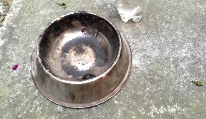 Acabado con laca transparente nitrocelulosa para resaltar las vetas de la madera.