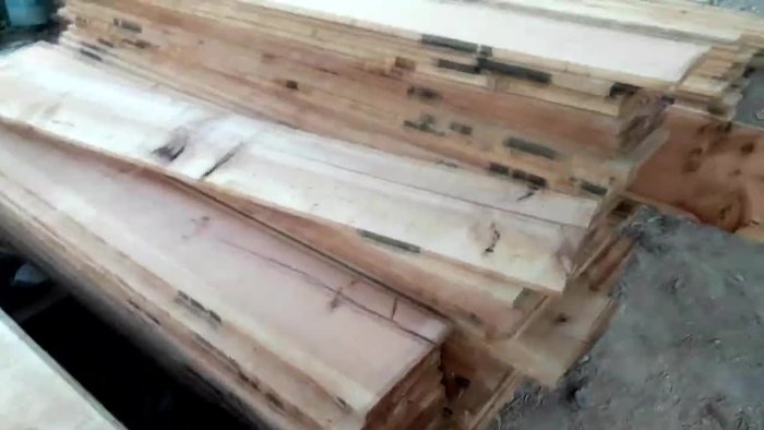 Selección y corte de madera en la maderería.