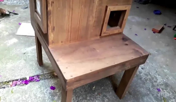 Acabado con laca transparente nitrocelulosa para resaltar las vetas de la madera.