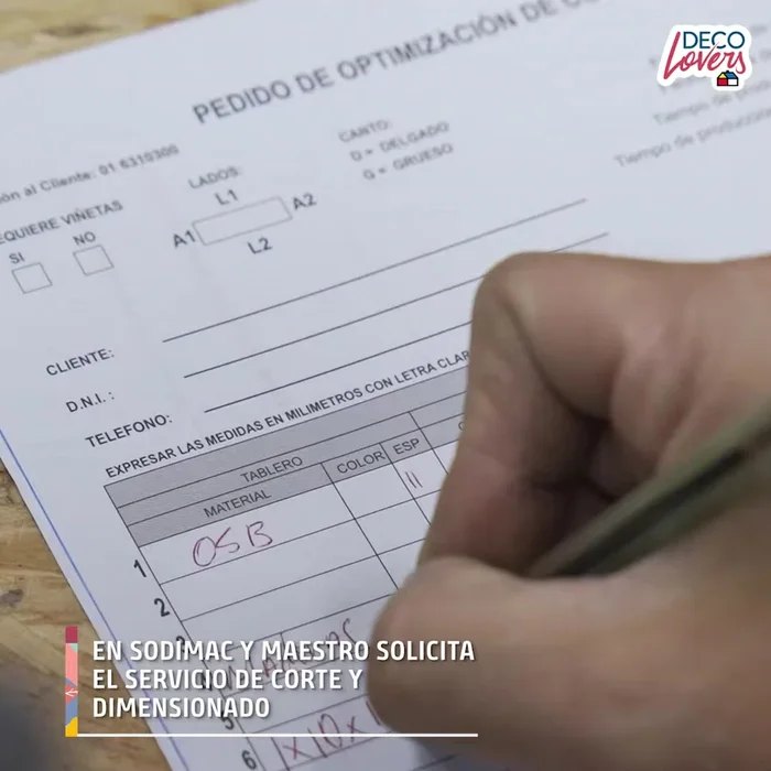 Preparación de materiales: Maderas de diferentes medidas para la cama, barandas, repisas y puente. Cortar y dimensionar las maderas según las medidas especificadas en el video (Sodimac y Maestro ofrecen este servicio).