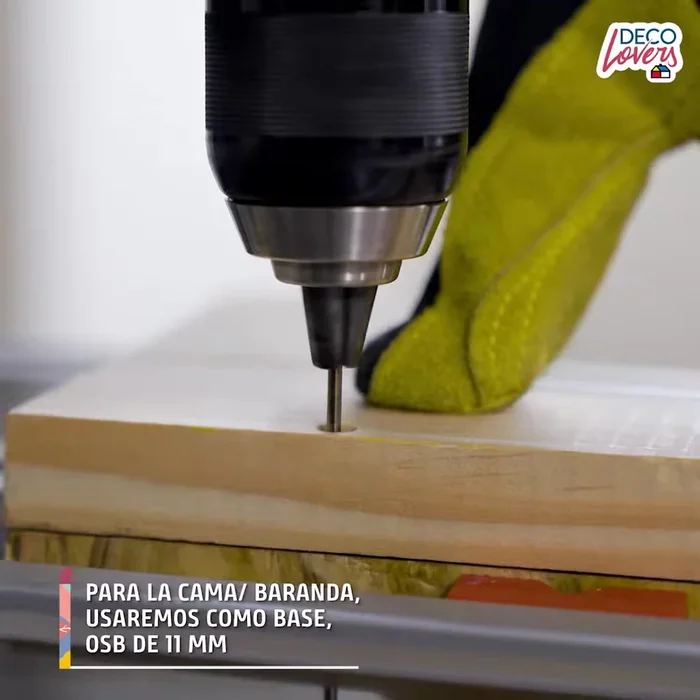 Creación de peldaños: Usar maderas de 23cm de largo con barandas hechas de listones y cuerdas de 6mm para los peldaños.