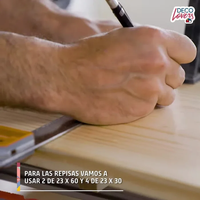 Creación de peldaños: Usar maderas de 23cm de largo con barandas hechas de listones y cuerdas de 6mm para los peldaños.