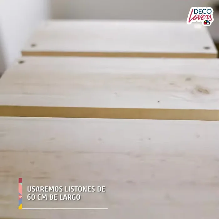 Creación de peldaños: Usar maderas de 23cm de largo con barandas hechas de listones y cuerdas de 6mm para los peldaños.