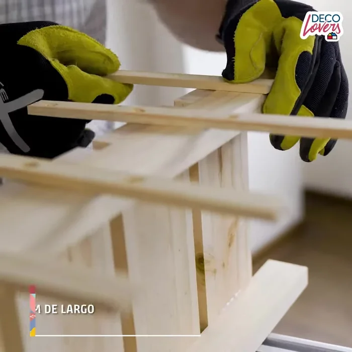 Creación de peldaños: Usar maderas de 23cm de largo con barandas hechas de listones y cuerdas de 6mm para los peldaños.