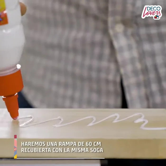 Construcción de la rampa: Crear una rampa de 60cm recubierta con soga, enrollada y pegada con cola.