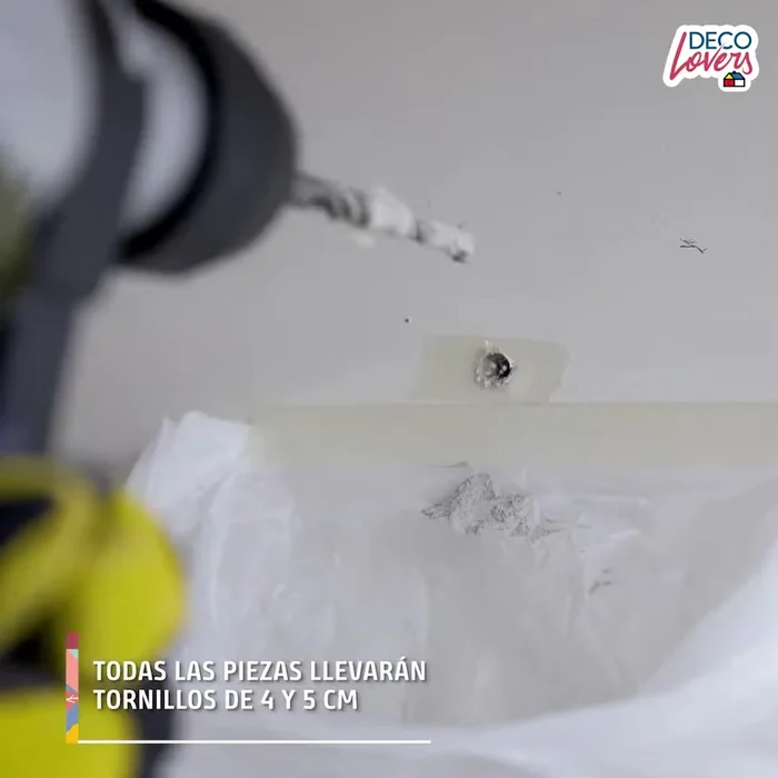 Ensamblaje y fijación: Fijar todas las piezas a la pared usando tornillos de 4 y 5 centímetros.