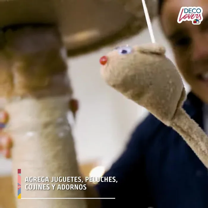 Decoración del espacio de trabajo: Agregar accesorios favoritos del gato (juguetes, peluches, cojines, etc.).