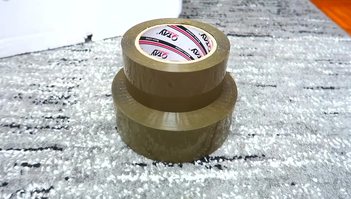 Asegurar la estructura con más cinta adhesiva para mayor resistencia.