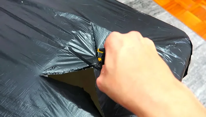 Crear un marco para la puerta con poliestireno y cinta adhesiva.