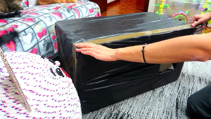 Asegurar la estructura con más cinta adhesiva para mayor resistencia.