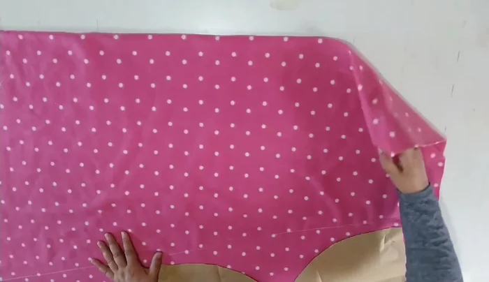 Preparar la tela para la cola. Con la tela polar doblada (derecho hacia adentro), medir 35cm en un extremo y 60cm en el otro, desde el pliegue hacia el orillo. Cortar.