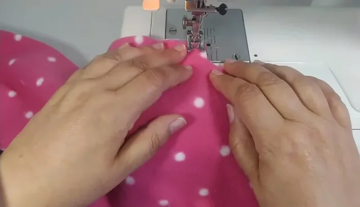 Cortar el margen de costura en la unión de las dos aletas de la cola, sin llegar al hilo, para que la cola quede mejor formada.