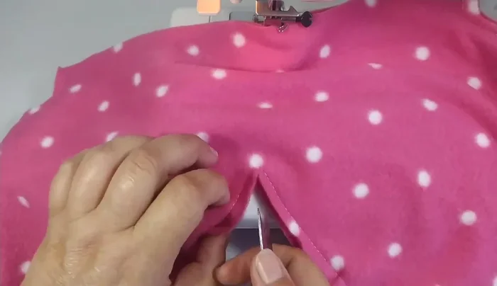 Cortar el margen de costura en la unión de las dos aletas de la cola, sin llegar al hilo, para que la cola quede mejor formada.