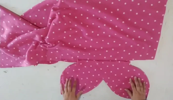 Unir la cola al cuerpo de la manta. Dar vuelta la cola y el cuerpo de la manta. Introducir la cola (del revés) dentro del cuerpo de la manta, alineando la costura con la marca hecha previamente. Coser.