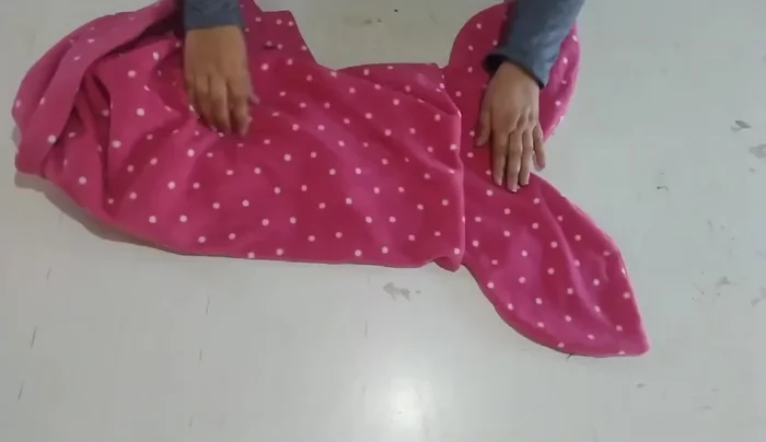 Dar vuelta la manta y redondear las esquinas de la abertura, si se desea.