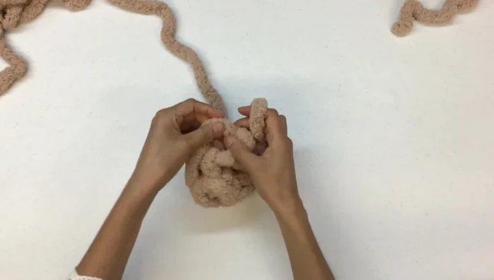 Primera vuelta: Montar dos puntos en cada punto de la vuelta anterior. Repetir hasta completar la vuelta.