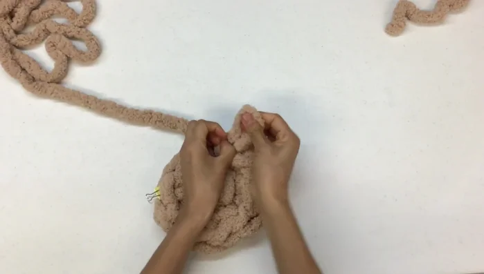 Segunda vuelta en adelante: Continuar aumentando la circunferencia, tejiendo dos puntos en cada punto de la vuelta anterior. Esto crea una base acolchonada.