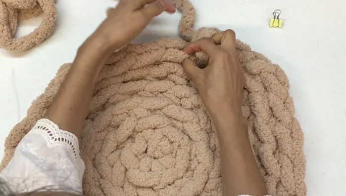 Tejido de las paredes: Ajustar el tejido para darle más consistencia. Agarrar las dos hebras de cada punto (anteriormente solo se agarraba la de atrás). Tejer un punto en cada punto de la vuelta anterior, sin aumentos. Repetir hasta alcanzar la altura deseada.