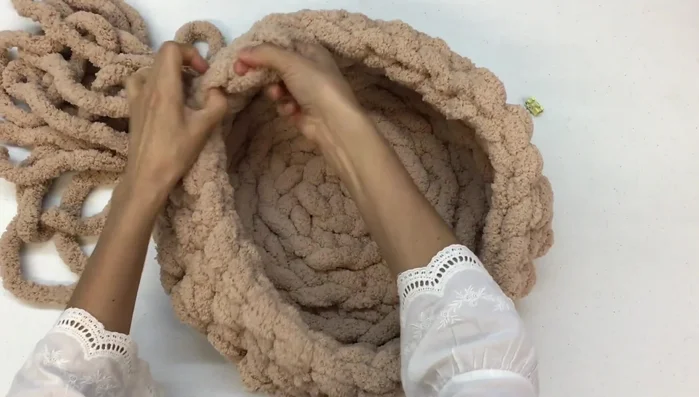 Finalizar: Para emparejar las paredes, hacer puntos deslizados (unos 8 puntos) para ajustar la altura. Cortar el hilo y esconderlo en el tejido.