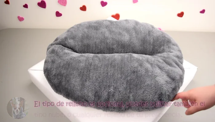 Cortar el relleno: Dibuja el patrón del colchóncito en el relleno y córtalo. Usa un cuchillo si es necesario.