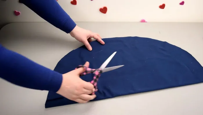 Cortar los flecos: Corta los flecos en ambas telas (azul y gris).