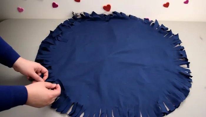 Amarrar los flecos: Amarra los flecos de cada capa con nudos sencillos y dobles, alternando entre las capas para asegurar la funda.