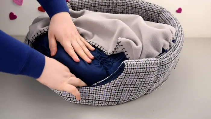 Colocar en la cama: Introduce el nuevo colchóncito en la camita preexistente.