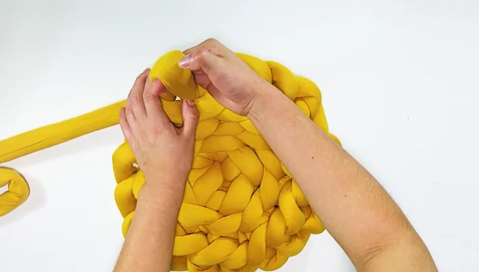 Completar la base: Tejer 34 puntos iguales sin pasar el hilo entre uniones. El número de puntos determina el tamaño de la camita.