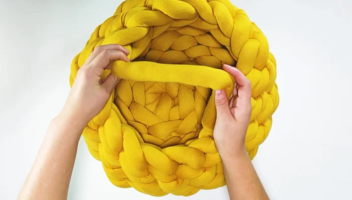 Terminar y esconder los hilos: Cortar el exceso de hilo, jalar la punta por el último punto y acomodarlo. Asegurar con puntadas para evitar que el relleno se salga.