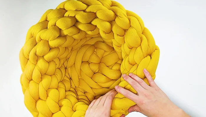 Rellenar y dar forma: Empujar el relleno hacia abajo para dar forma a la camita.