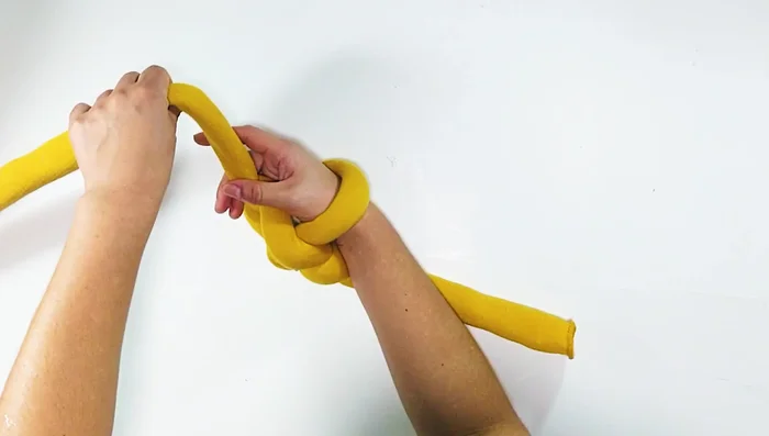 Crear la base circular: Repetir el paso anterior, creando una cadena de puntos, ajustando y jalando cada punto. Se debe crear una especie de flor con 6 puntos.