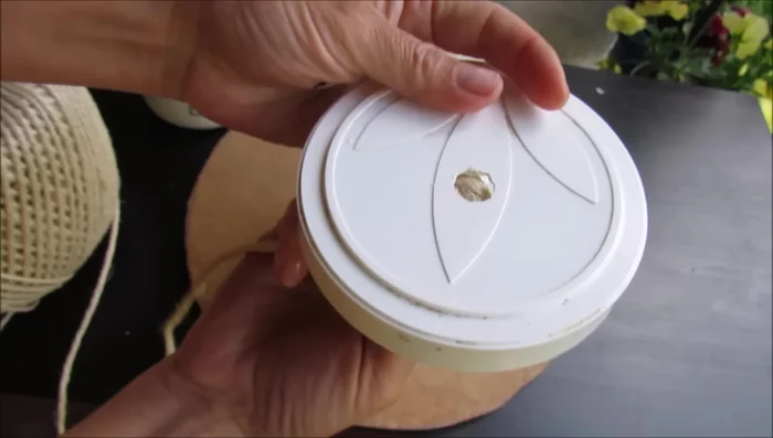 Prepara el globo: Infla el globo de látex hasta un tamaño considerable. Cubre el globo con papel de cocina o plástico para facilitar su posterior extracción.