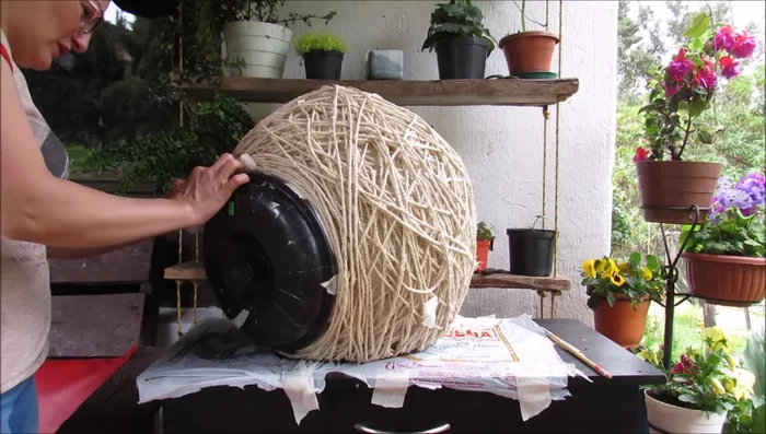 Retira el globo: Una vez seco, revienta el globo con cuidado para extraerlo del nido de cabuya.