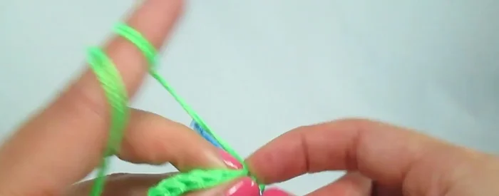 Vuelta 5: Un aumento, tres medios puntos altos - repetir secuencia (total 50 puntos).