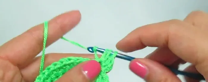 Vuelta 5: Un aumento, tres medios puntos altos - repetir secuencia (total 50 puntos).