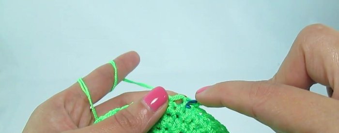 Tejer filas de ida y vuelta con medios puntos altos hasta completar 13 vueltas o la altura deseada.