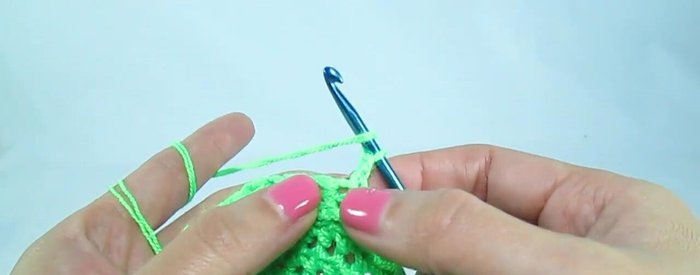 Tejer filas de ida y vuelta con medios puntos altos hasta completar 13 vueltas o la altura deseada.