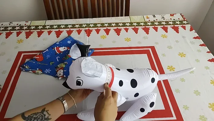 Tomar la medida de la parte más ancha del cuello. Agregar entre 7 a 10 cm a la medida para ajustar.