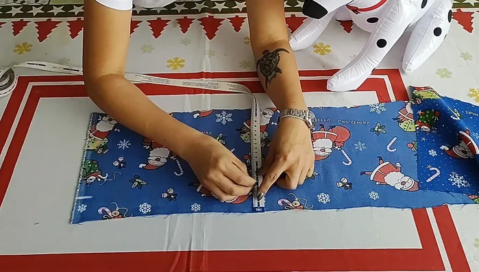 Cortar un trozo de tela de 42 cm de largo y 5 cm de ancho (el doble del ancho de la riata).