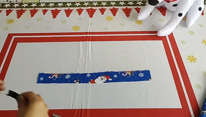 Coser la tela a la riata.