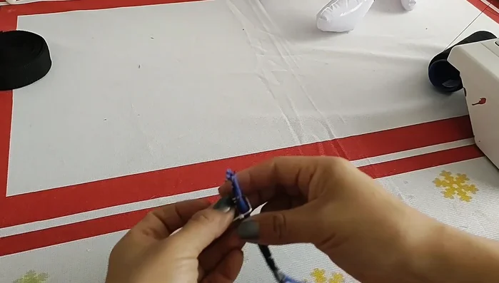 Unir la chapa macho y hembra, pasando la riata por los agujeros de la chapa. Asegurar con costura.