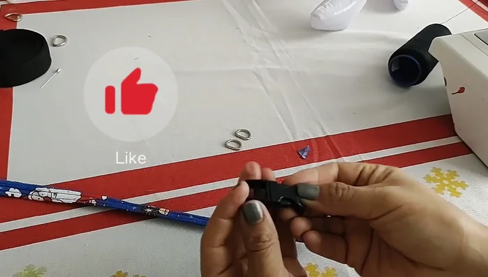 Unir la chapa macho y hembra, pasando la riata por los agujeros de la chapa. Asegurar con costura.