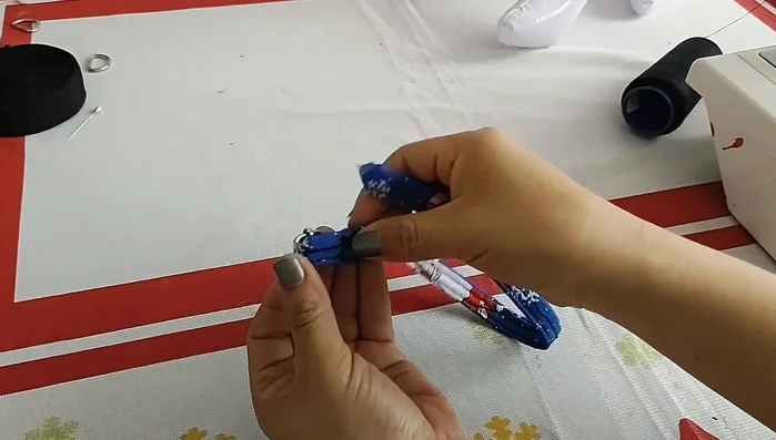 Pasar el sobrante de la riata nuevamente por el tensor (dos veces) para ajustar.