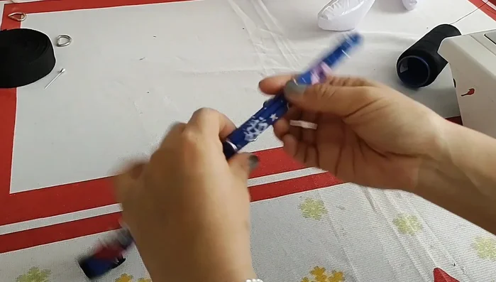 Asegurar las medialunas a la chapa con costura.