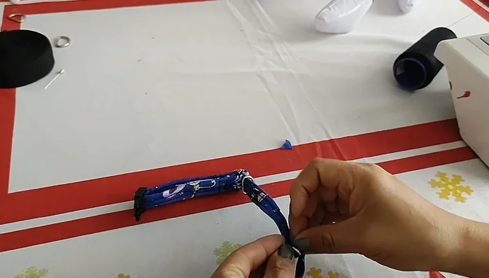 Asegurar las medialunas a la chapa con costura.